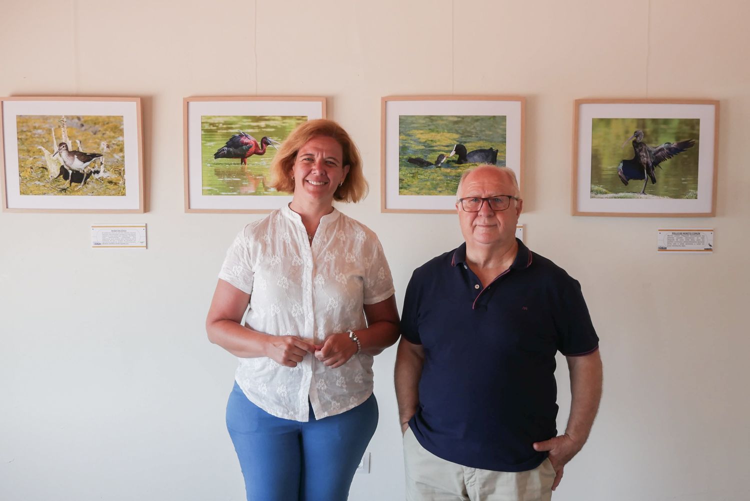 'Aves de Humedales', muestra fotográfica. La delegada de Turismo y el fotógrafo en la apertura de la exposición.