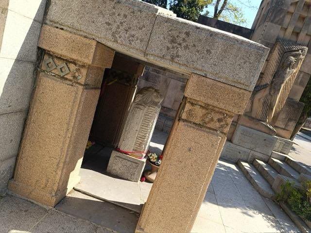 La tumba de Pablo Iglesias Posse, de donde han robado letras y adornos de bronce.