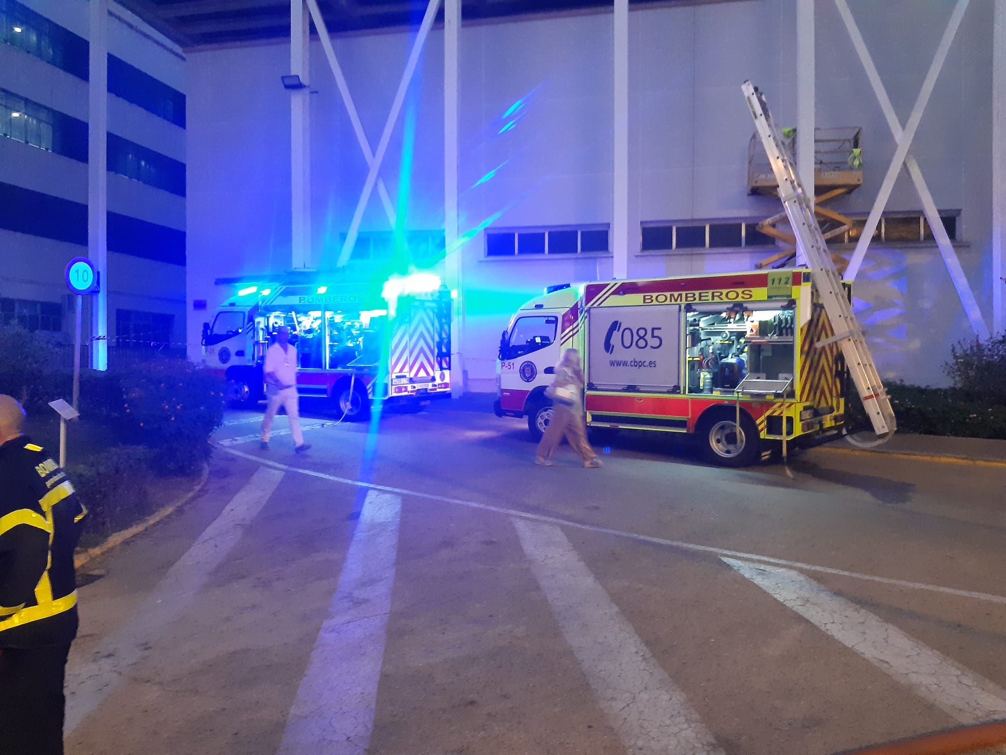 La actuación de los bomberos en el Puerta del Mar de Cádiz.