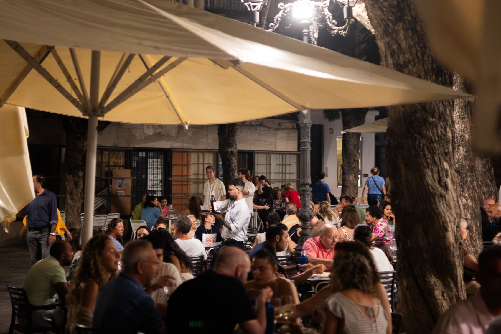 Ambiente en un bar del de Jerez centro en una noche del presente verano. 