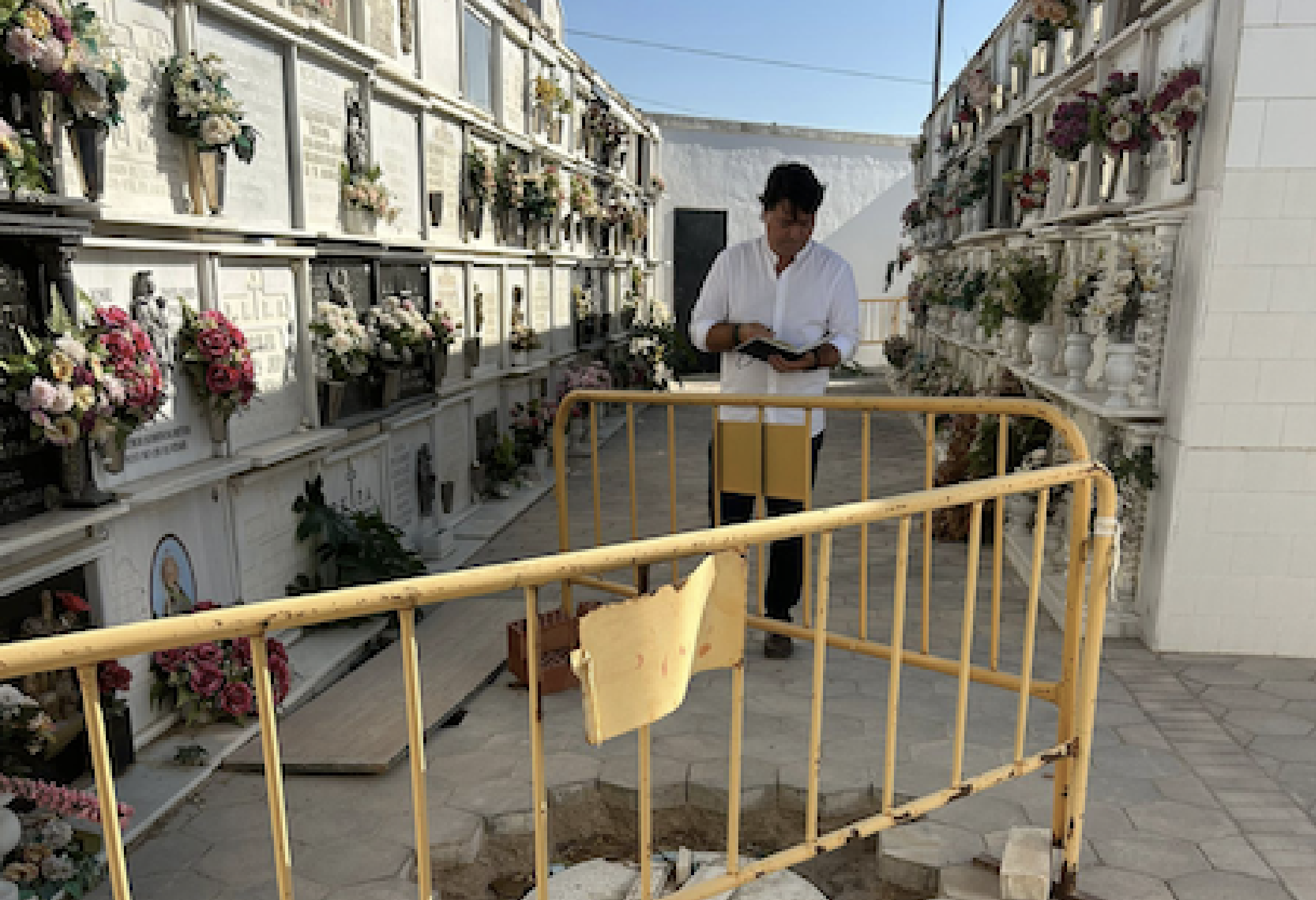 El líder del PSOE de Coria, en el cementerio municipal.
