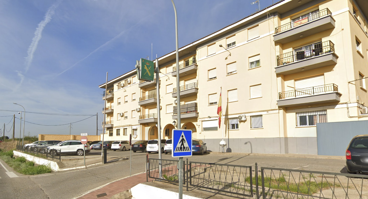 El puesto de la Guardia Civil de Lora, donde ha sido detenido el prófugo.