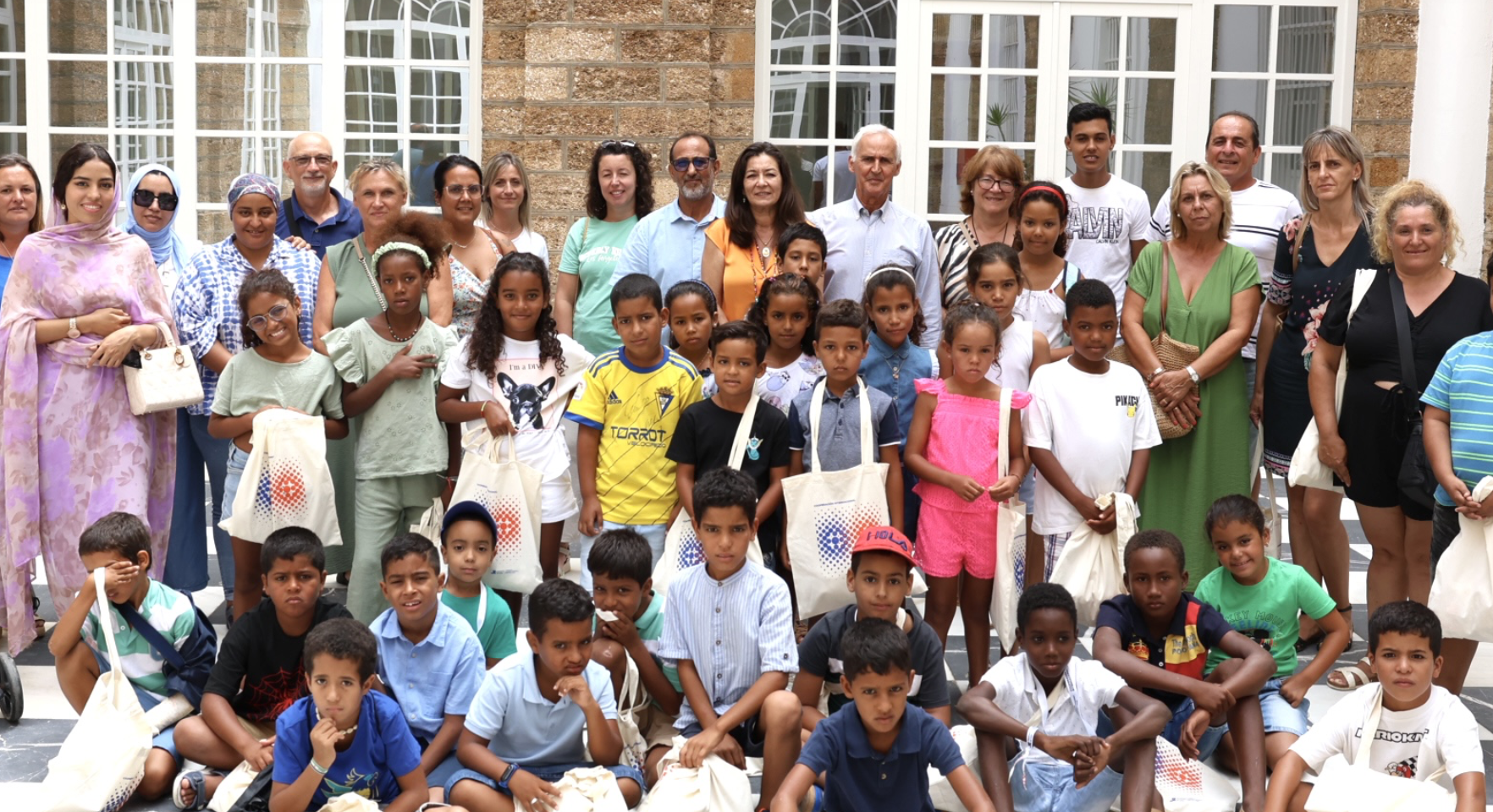 Los pequeños saharauis, responsables del programa y de la Diputación en el palacio provincial.