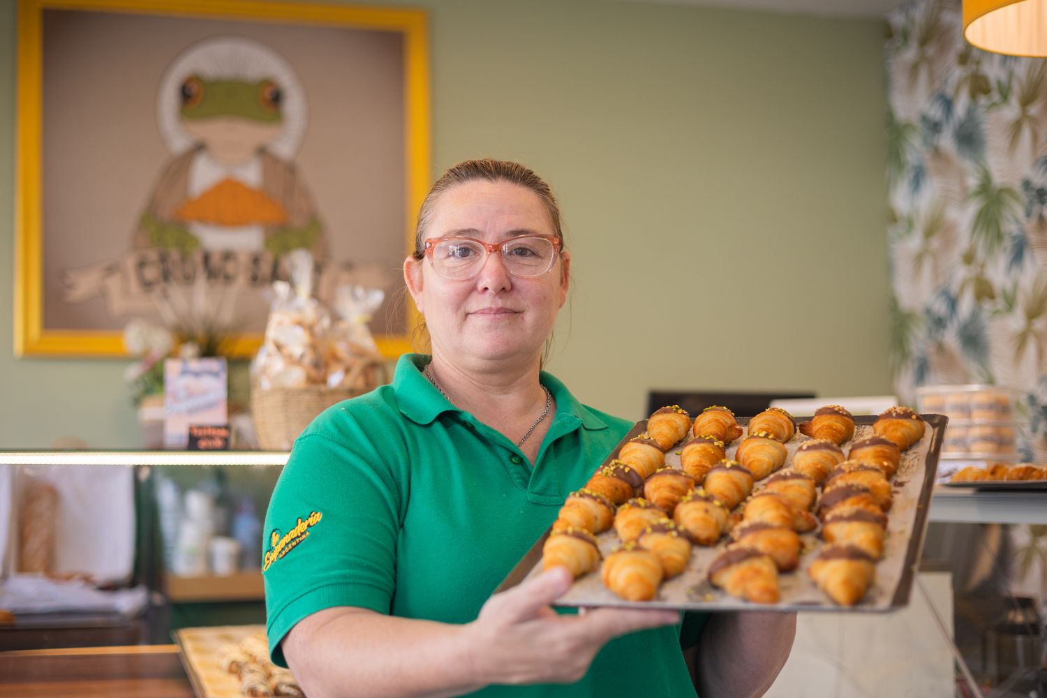 Cecilia Oliver, con una bandeja de mini cruasanes recién hechos en el nuevo establecimiento Croac-sant en El Puerto. Cecilia Oliver, con una bandeja de mini cruasanes recién hechos en el nuevo establecimiento Croac-sant en El Puerto.