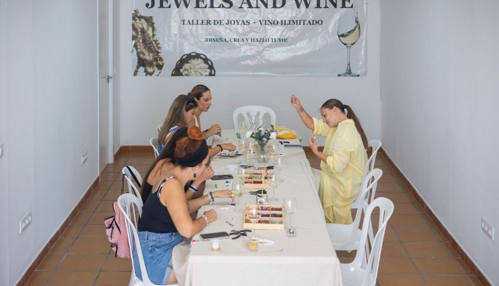 Las participantes, durante la experiencia Jewels and wine.