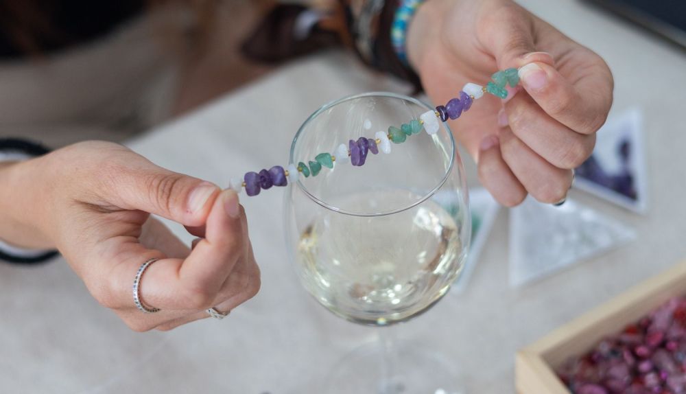 Detalle de la pulsera creada con piedras naturales.