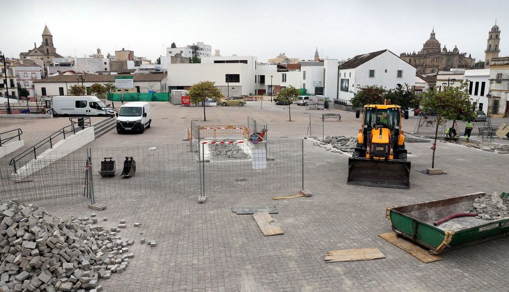 Aspecto general de la plaza con los primeros trabajos. 