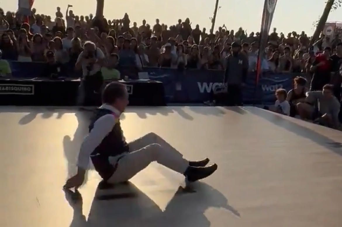 El alcalde de Vigo, bailando breakdance en el suelo. El alcalde de Vigo, bailando breakdance en el suelo.