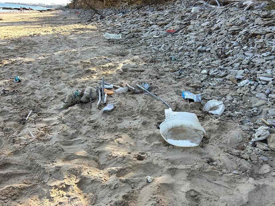 La iniciativa contra la basura en la playa Micaela de Chipiona.