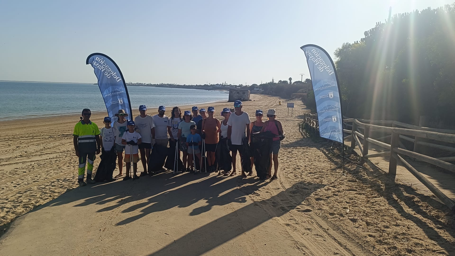 La iniciativa contra la basura en la playa Micaela de Chipiona.