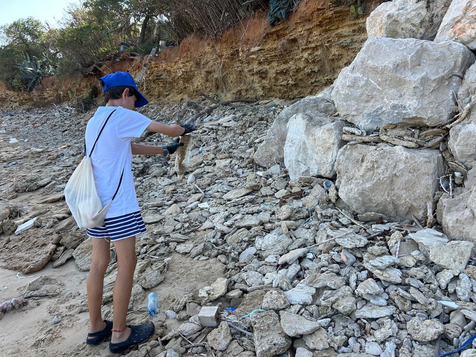 La iniciativa contra la basura en la playa Micaela de Chipiona.