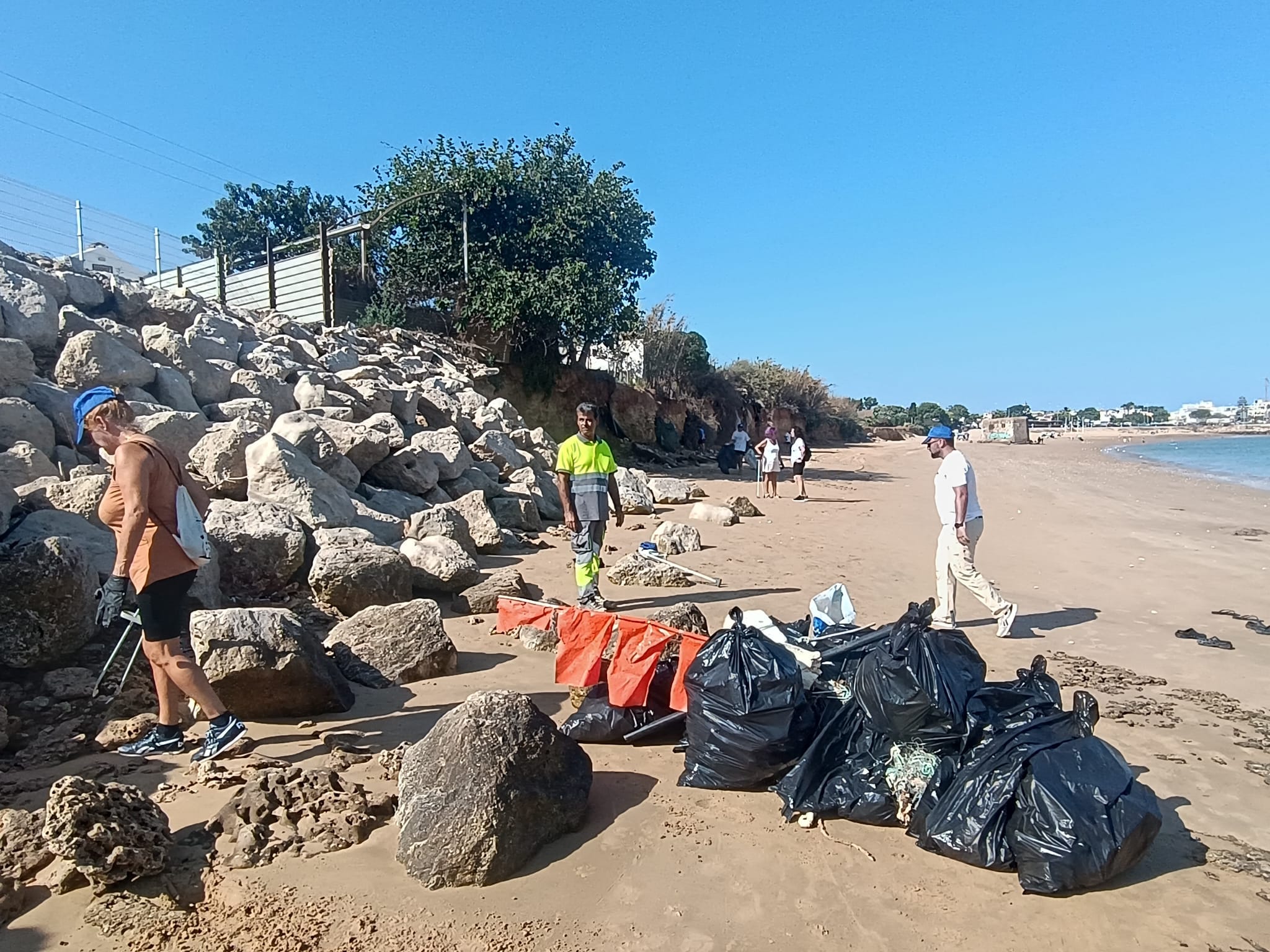 La iniciativa contra la basura en la playa Micaela de Chipiona.