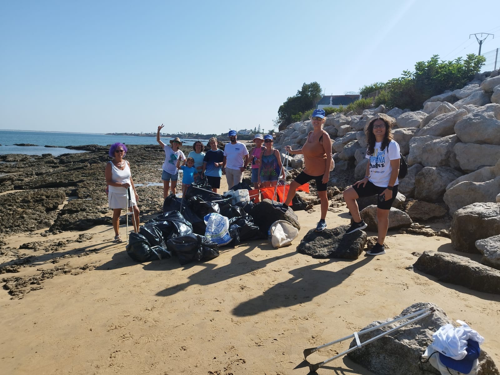 La iniciativa contra la basura en la playa Micaela de Chipiona.