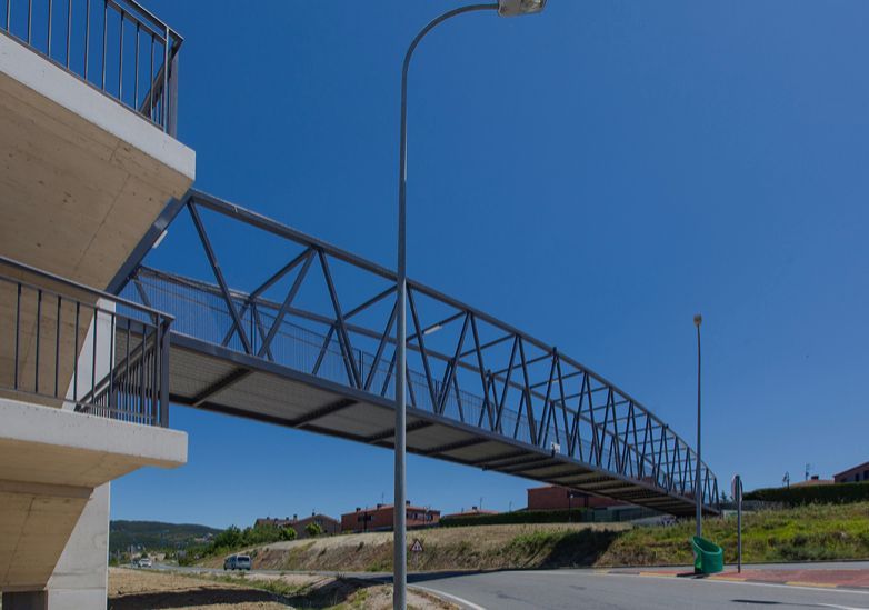 Marinera del Alcor exige a la Junta. Pasarela que salva el cruce de la carretera.