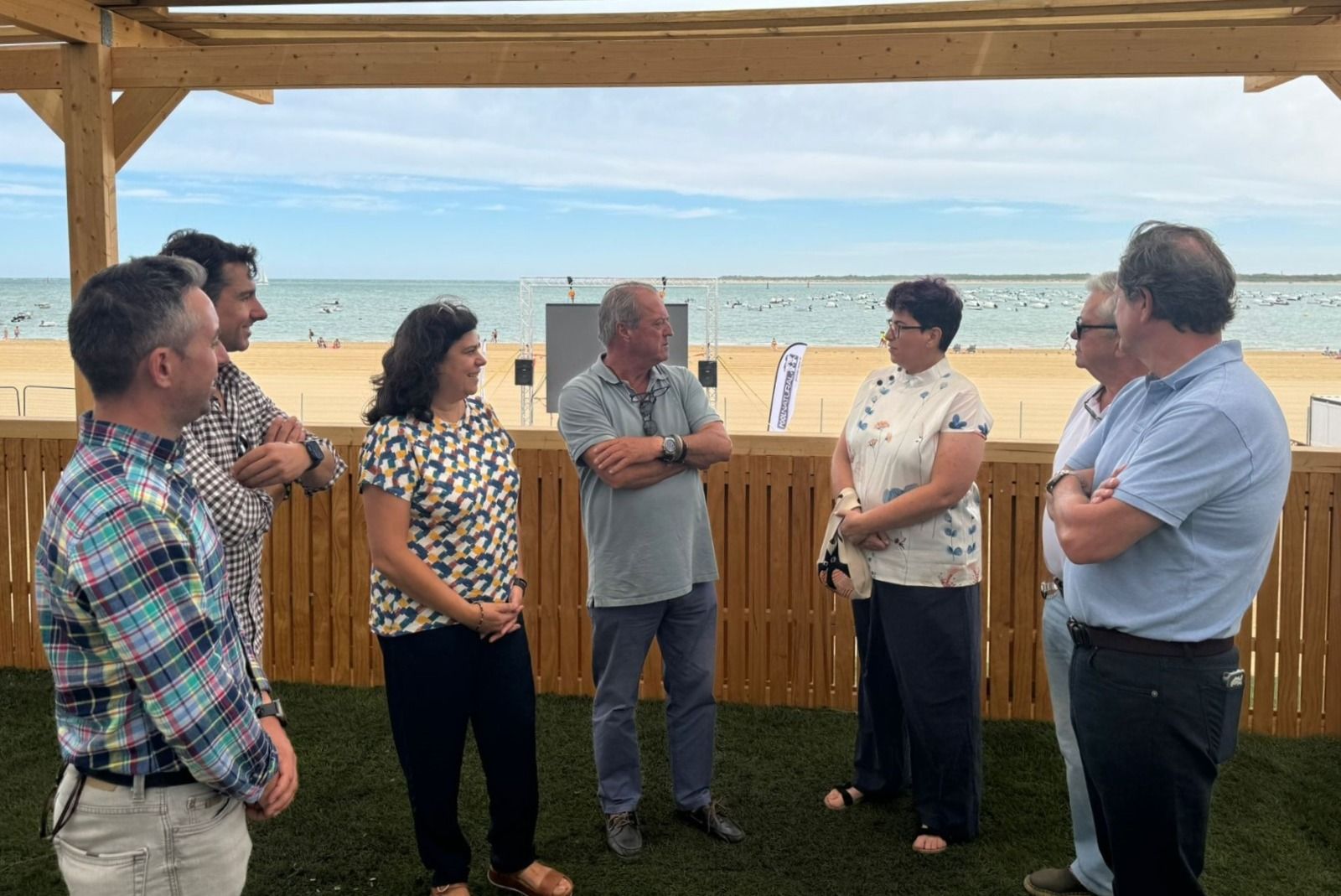 La alcaldesa, delegados y responsables de la Sociedad de Carreras de Caballos comprobando las instalaciones.