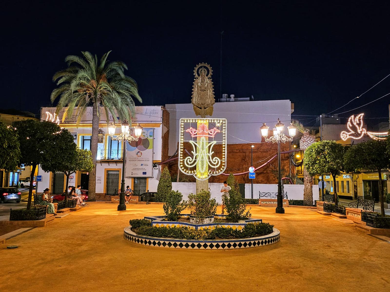 5.500 lámparas iluminan Alcalá de Guadaíra. Aspecto de la plaza del Ayuntamiento con el alumbrado especial. 