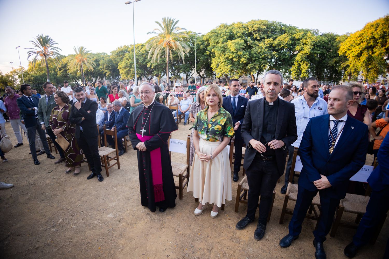 El obispo y la alcaldesa en la presidencia del acto con el hermano mayor y otras autoridades en el acto.