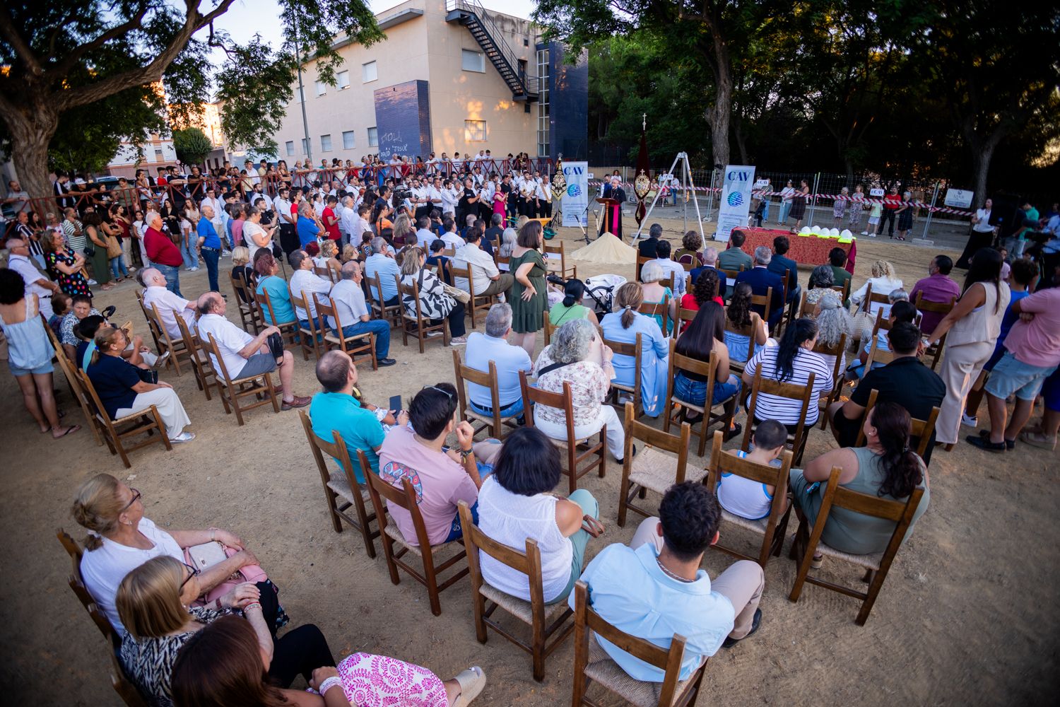 Lleno en el parque para asistir a la colocación de la primera piedra. 