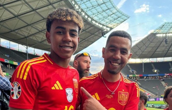 Mounir Nasraoui, padre de Lamine Yamal, en una imagen con su hijo.