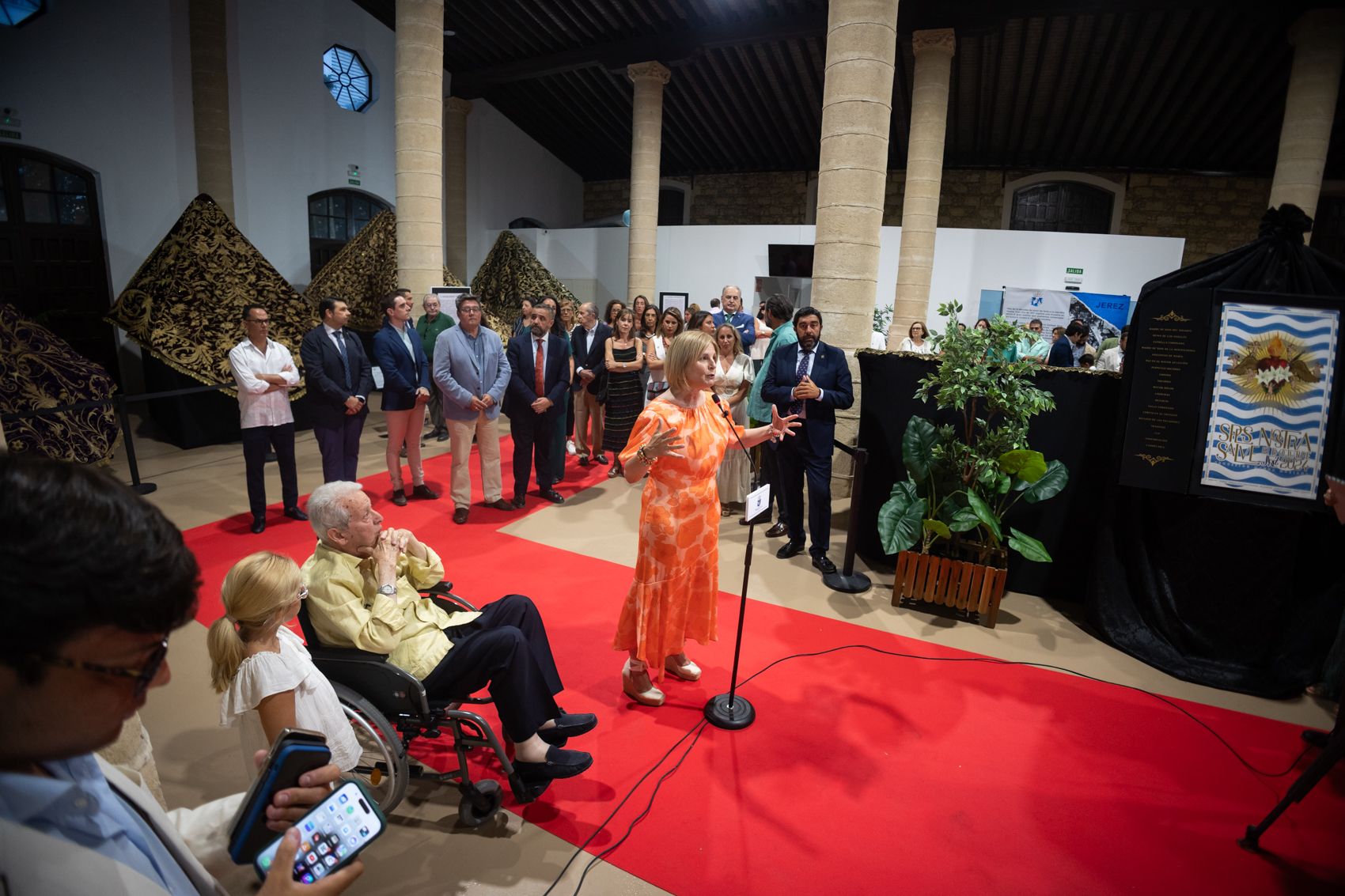 Así es la exposición 'Con Oro de Ofir' sobre mantos en Jerez.