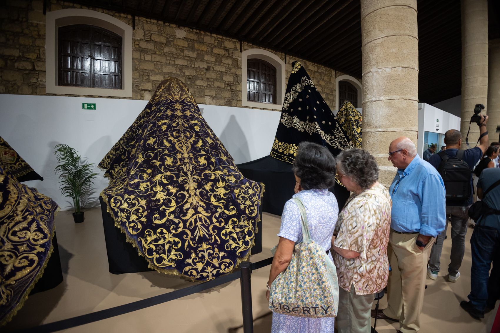 Así es la exposición 'Con Oro de Ofir' sobre mantos en Jerez.