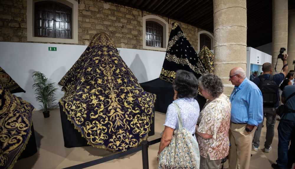 Así es la exposición 'Con Oro de Ofir' sobre mantos en Jerez.