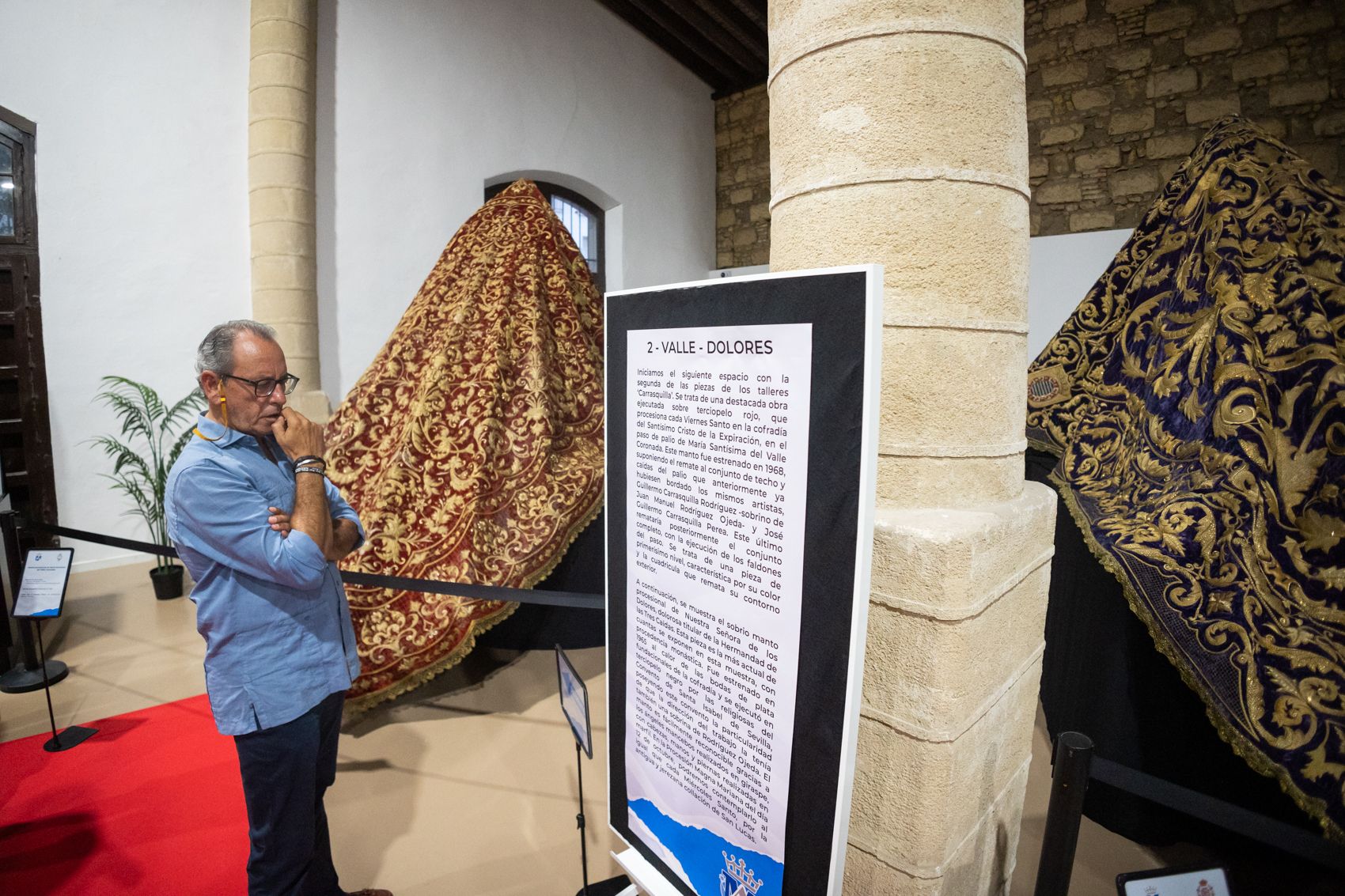 Así es la exposición 'Con Oro de Ofir' sobre mantos en Jerez.