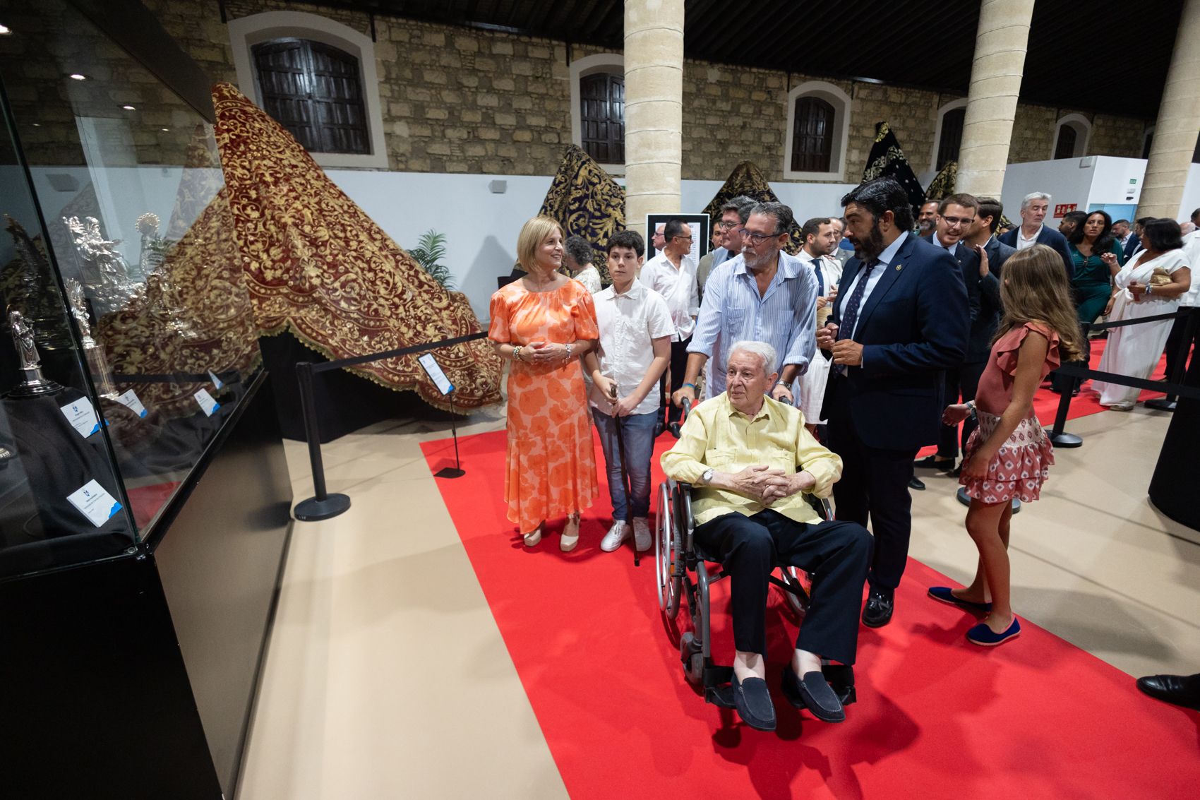 Así es la exposición 'Con Oro de Ofir' sobre mantos en Jerez.
