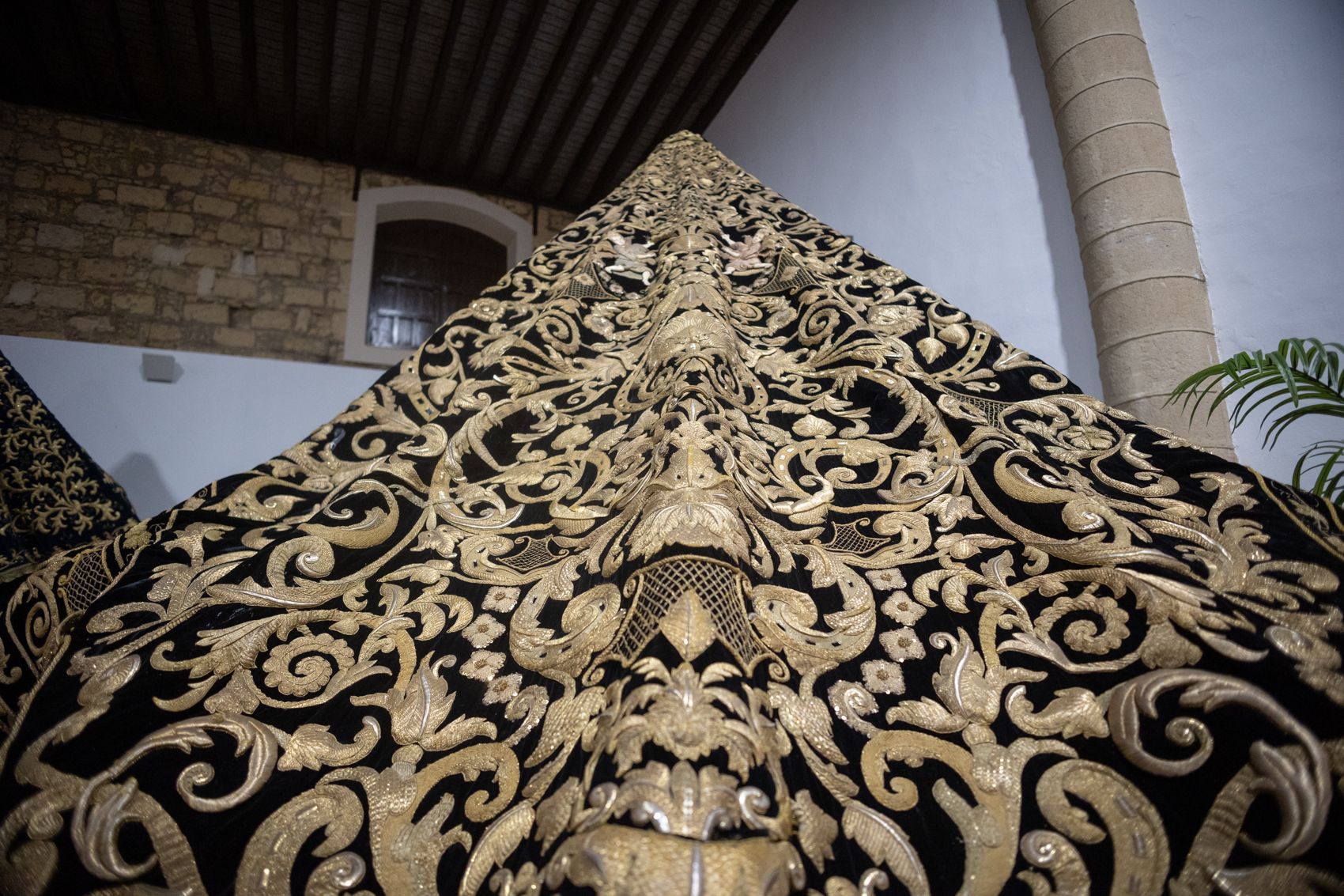 Así es la exposición 'Con Oro de Ofir' sobre mantos en Jerez.