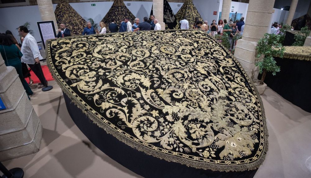 Hasta tres horas de procesión Magna. La exposición de mantos, en la imagen el de La Piedad, que abrió los actos previos.