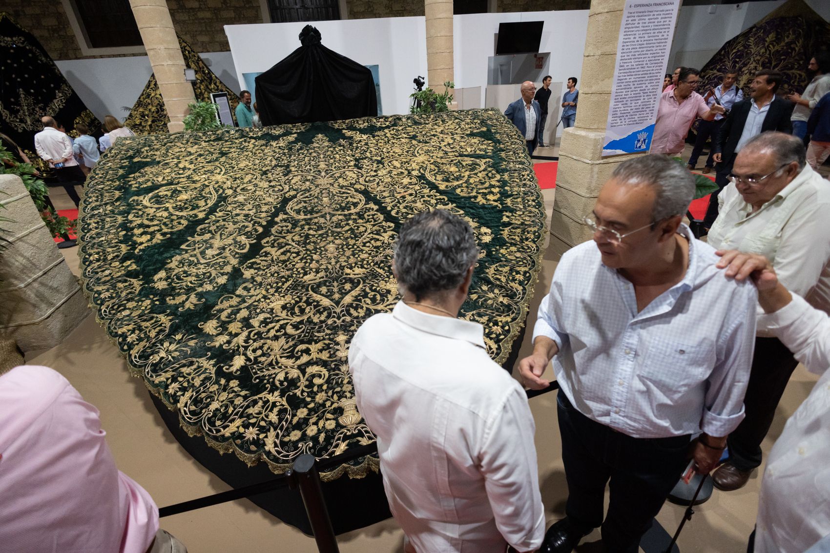 Así es la exposición 'Con Oro de Ofir' sobre mantos en Jerez.