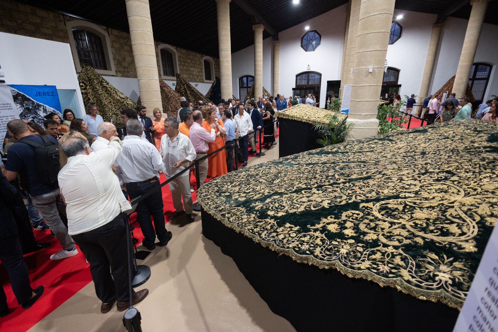Así es la exposición 'Con Oro de Ofir' sobre mantos en Jerez.