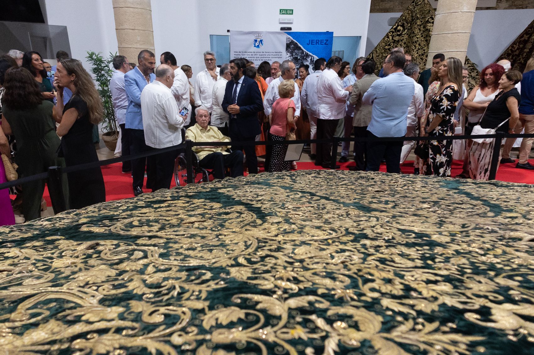 Así es la exposición 'Con Oro de Ofir' sobre mantos en Jerez.