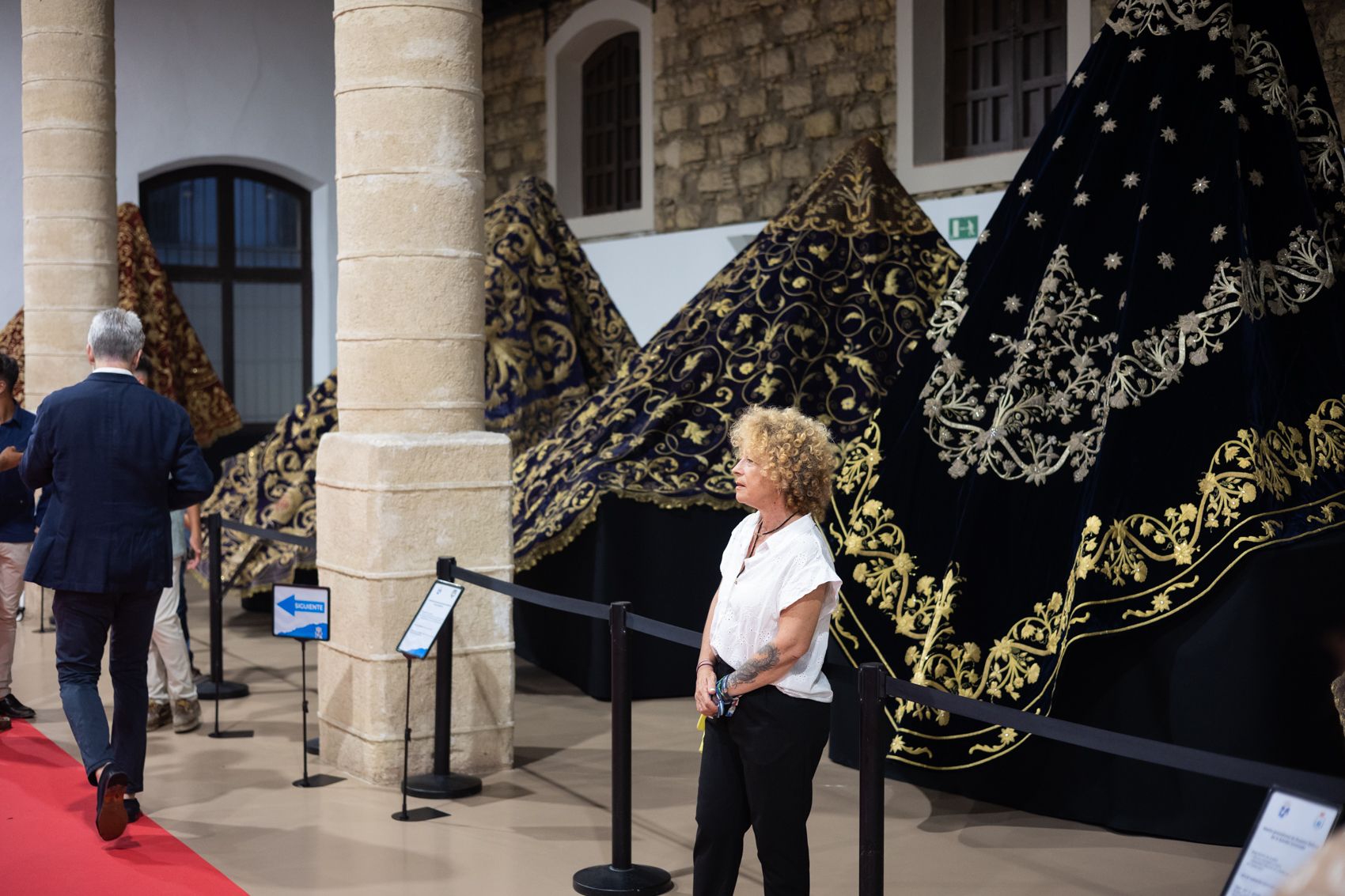 Así es la exposición 'Con Oro de Ofir' sobre mantos en Jerez.