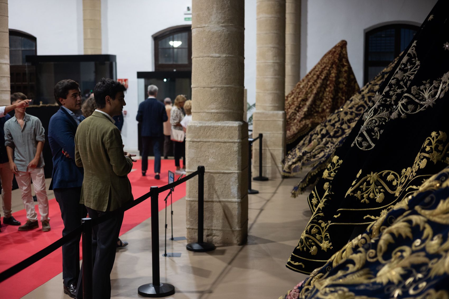 Así es la exposición 'Con Oro de Ofir' sobre mantos en Jerez.