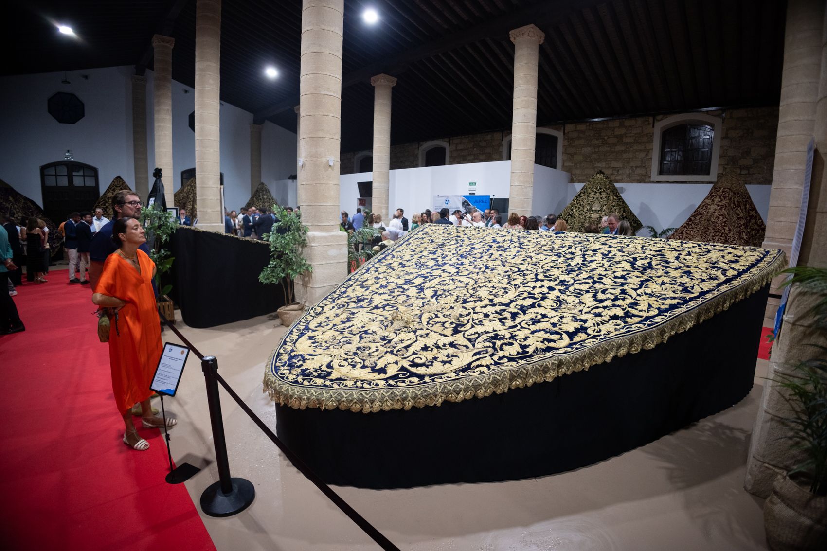 Así es la exposición 'Con Oro de Ofir' sobre mantos en Jerez.