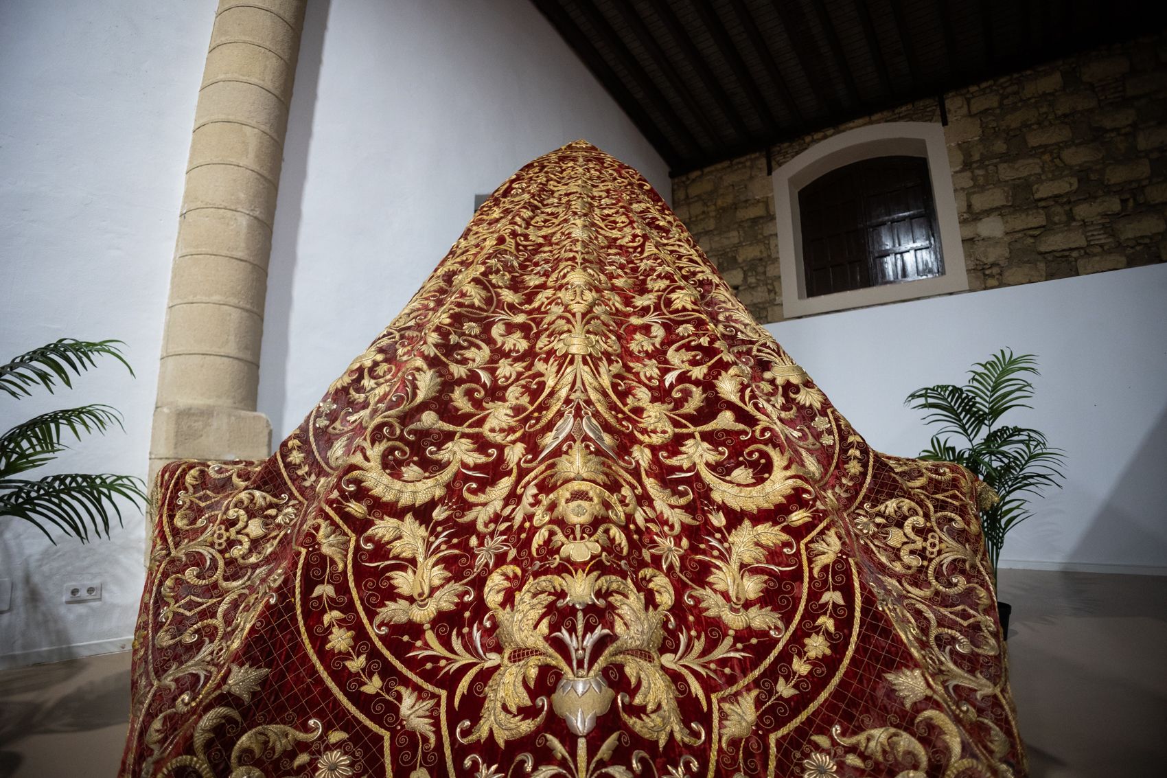 Así es la exposición 'Con Oro de Ofir' sobre mantos en Jerez.