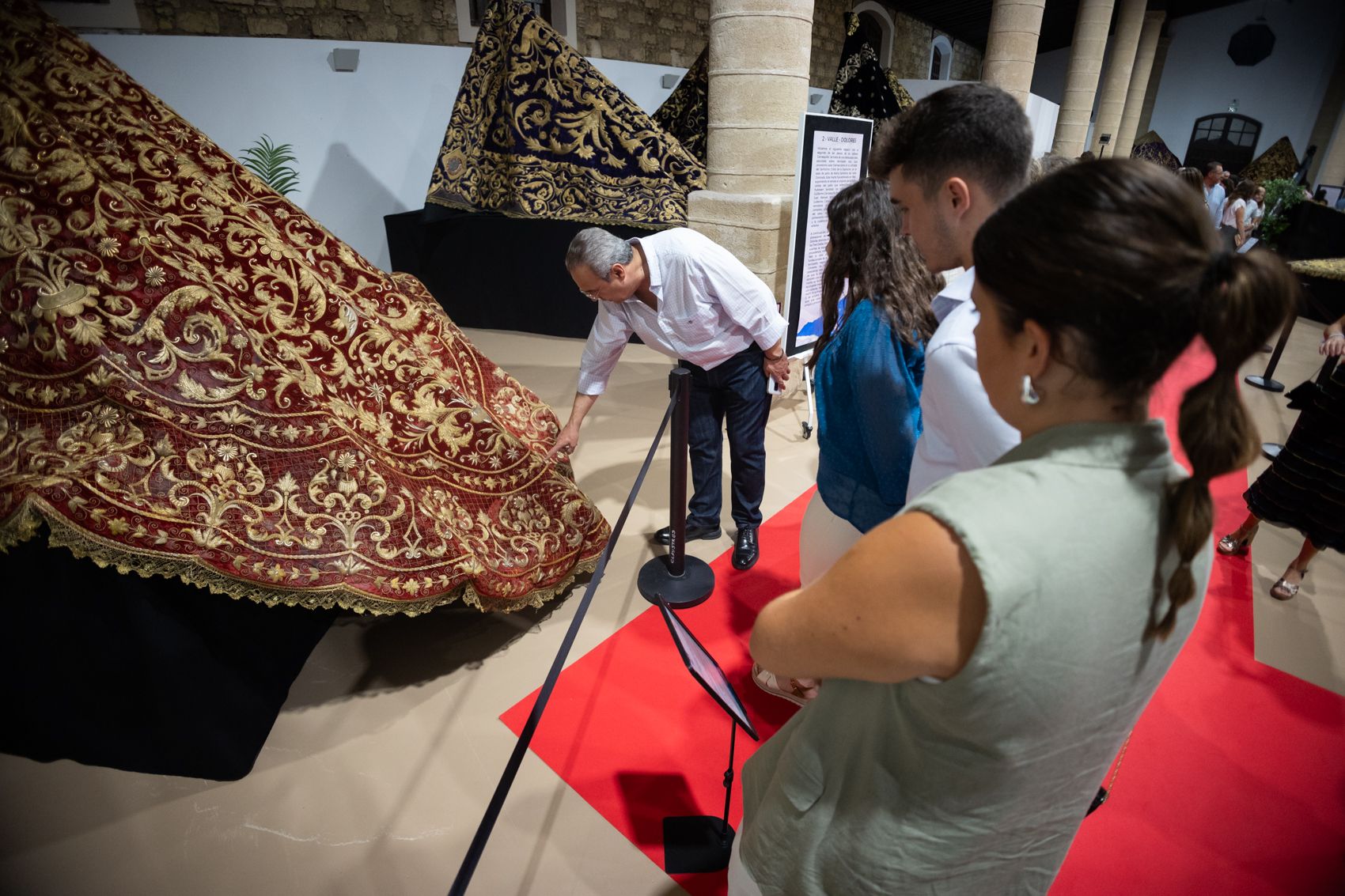 Así es la exposición 'Con Oro de Ofir' sobre mantos en Jerez.