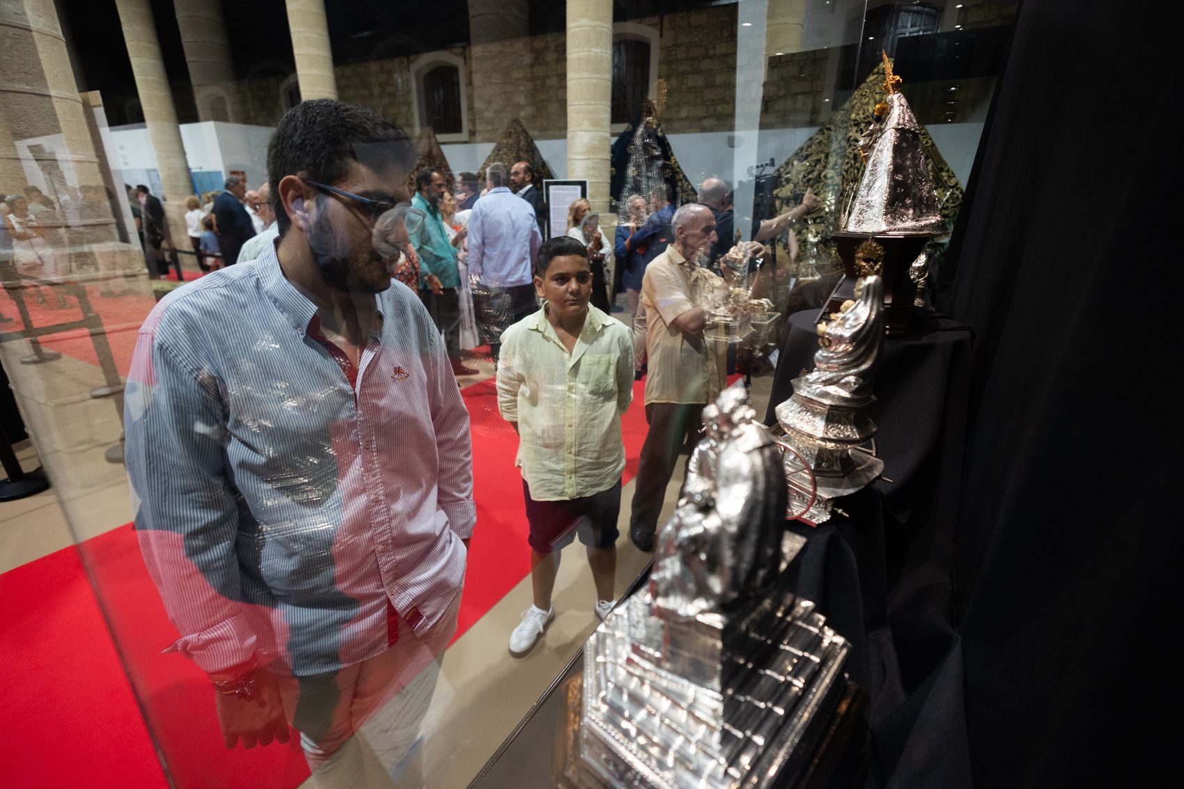 Así es la exposición 'Con Oro de Ofir' sobre mantos en Jerez.