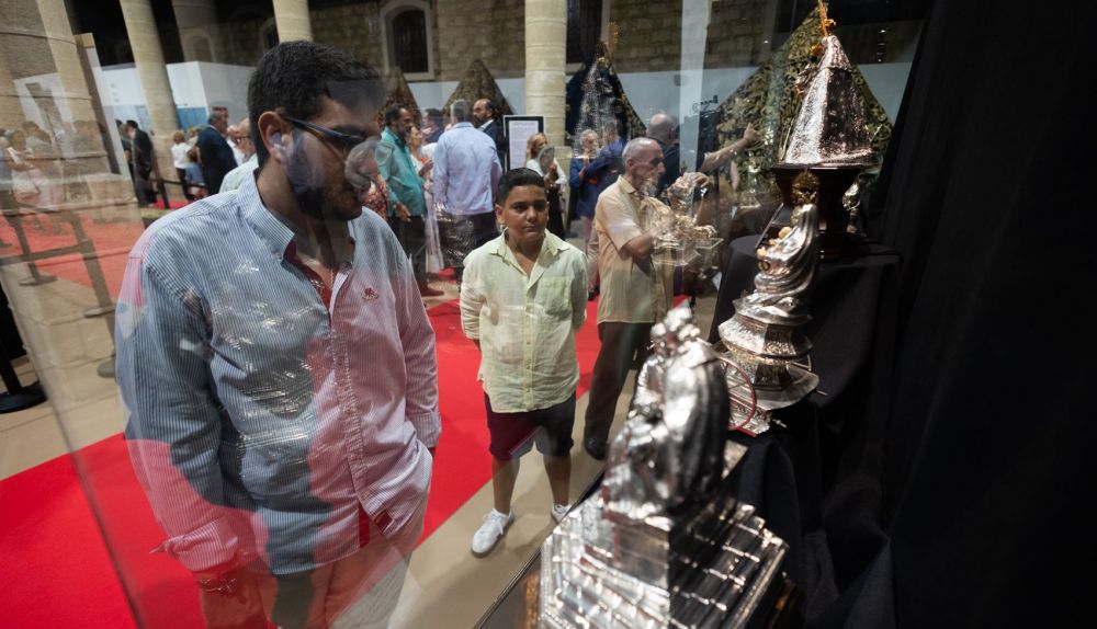 Así es la exposición 'Con Oro de Ofir' sobre mantos en Jerez.