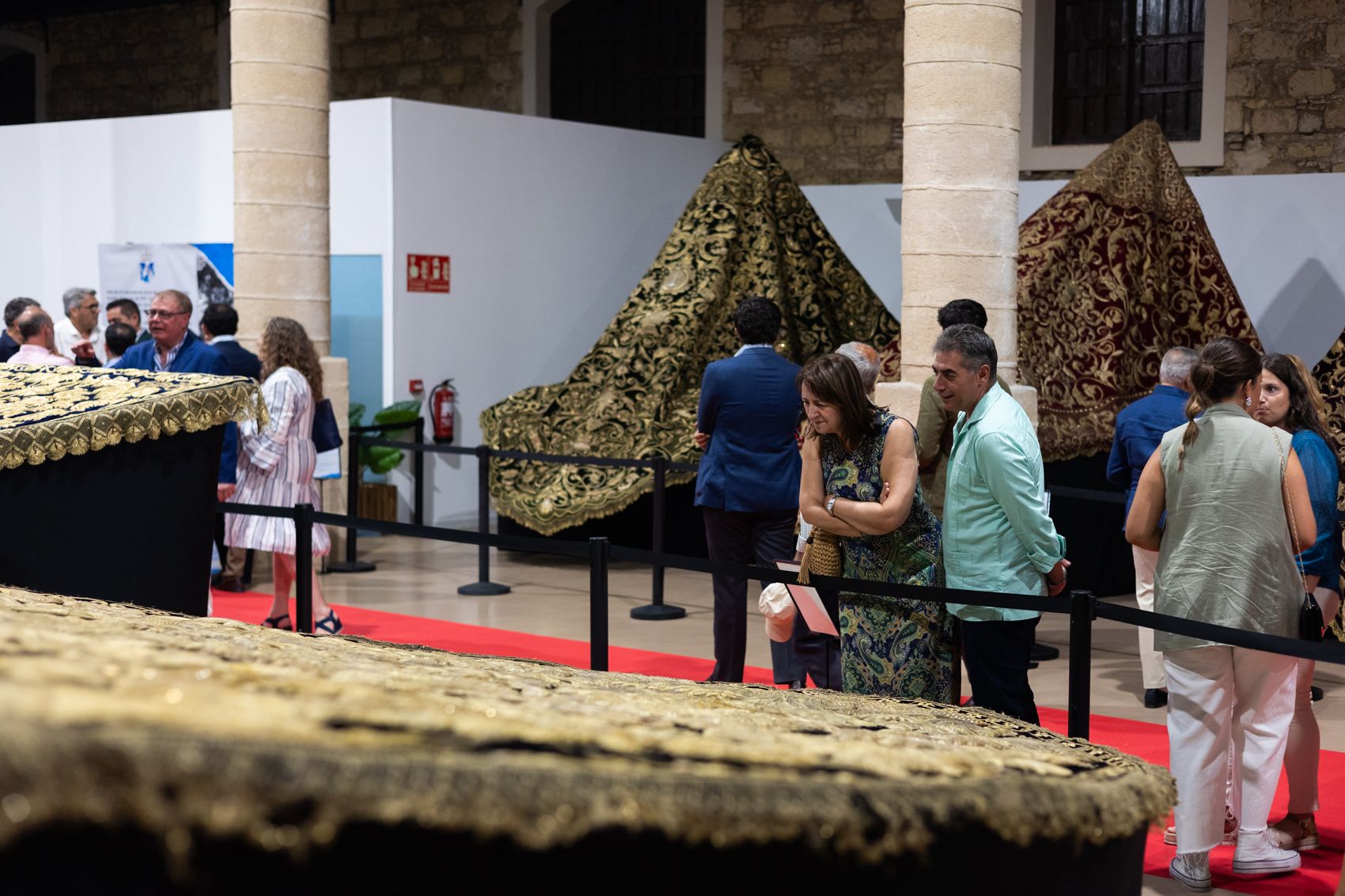 Exposición 'Con Oro de Ofir' el día de su inauguración. 
