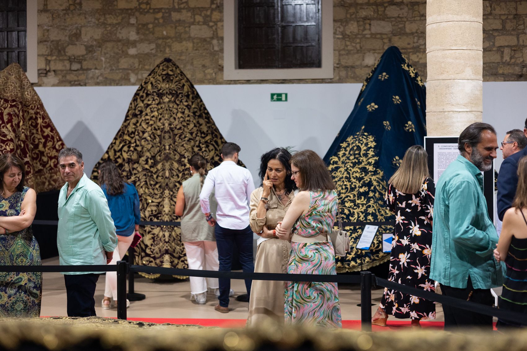 Así es la exposición 'Con Oro de Ofir' sobre mantos en Jerez.