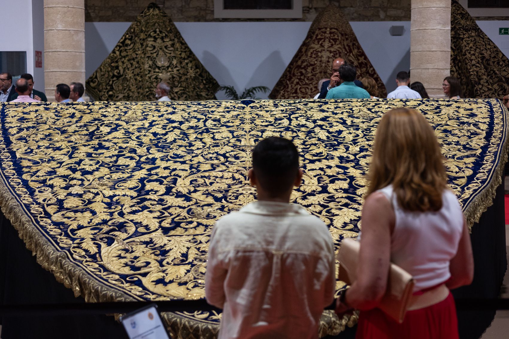 Así es la exposición 'Con Oro de Ofir' sobre mantos en Jerez.