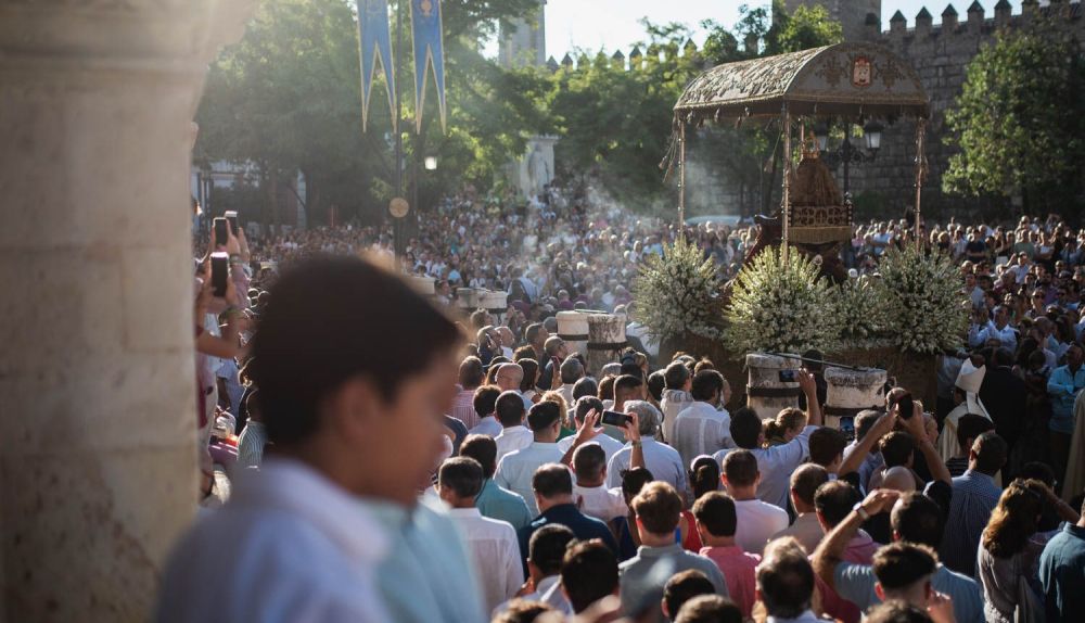 Procesión de la Virgen de los Reyes con gran afluencia de público. 
