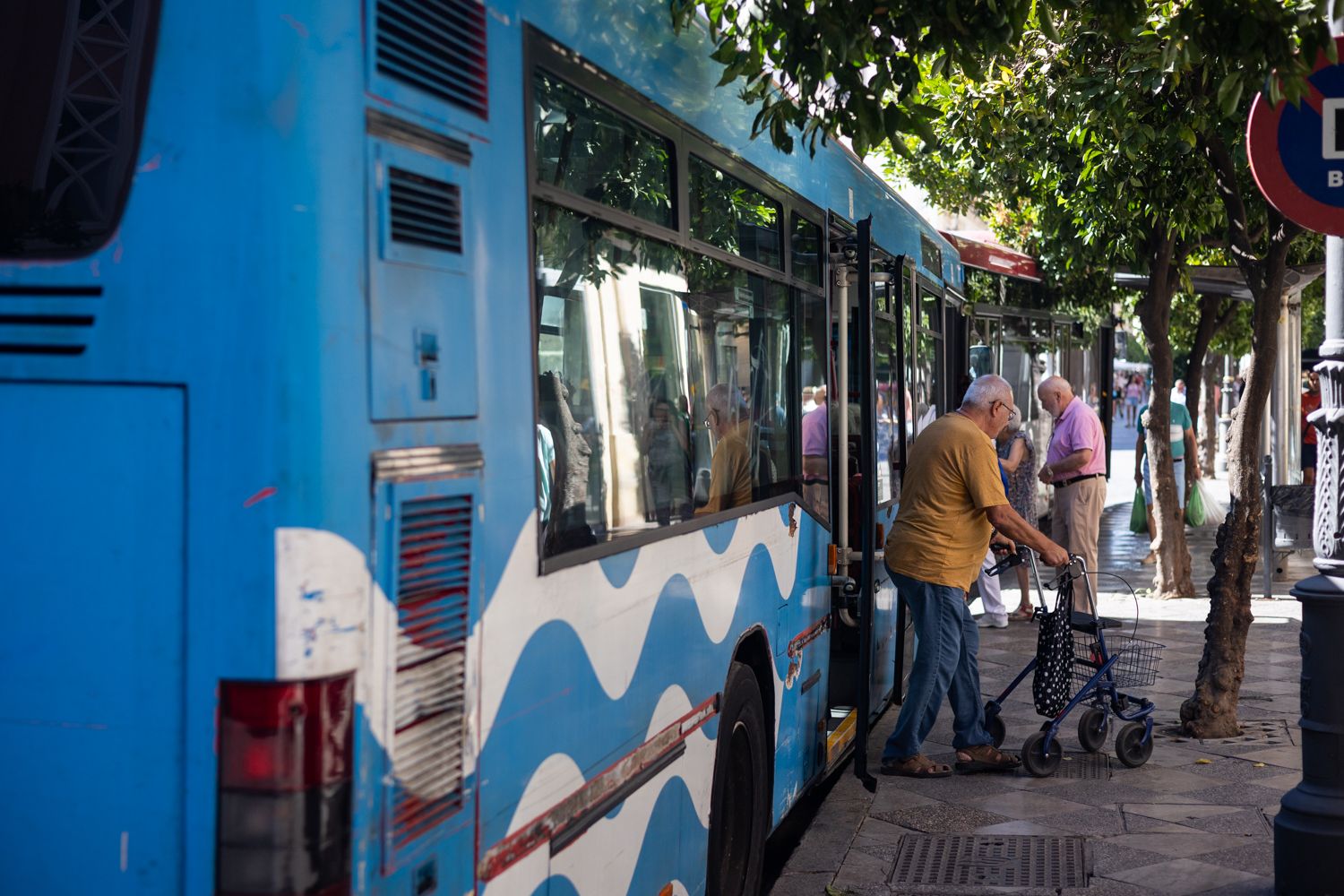 Un autobús urbano en Jerez, en una imagen reciente.