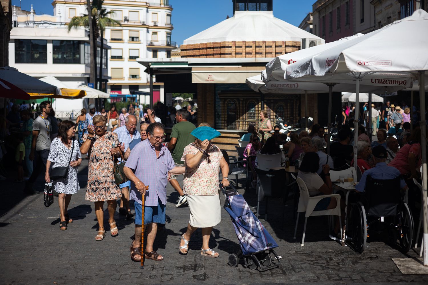 Personas paseando por Jerez en una ola de calor pasada.