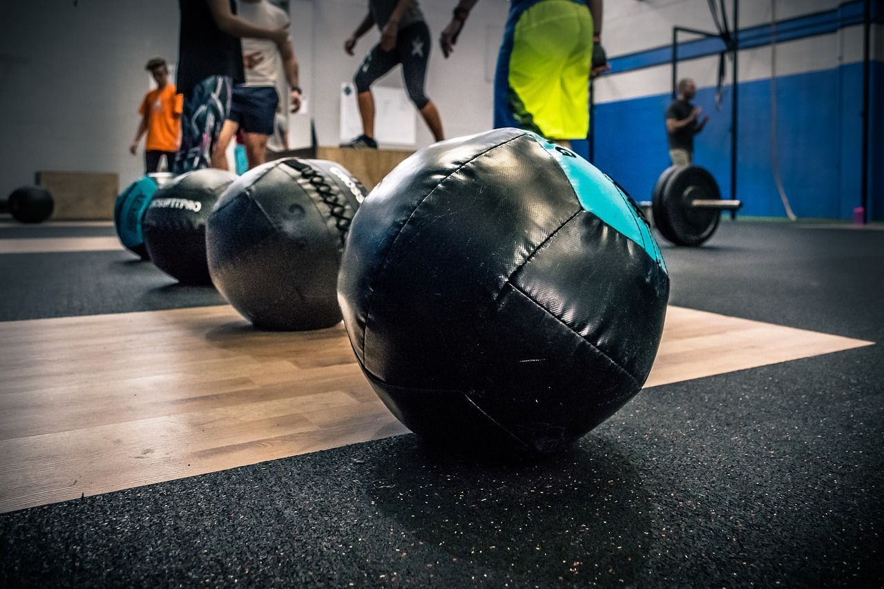 Una sesión de crossfit en un gimnasio en una fotografía de archivo.