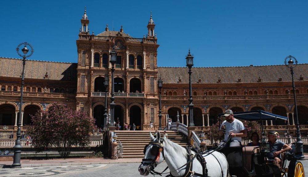 La plaza de España, uno de los espacios donde actuará la nueva adjudicataria de conservación.