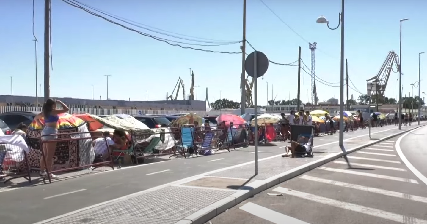 Vista de la cola para el concierto de Omar Montes en el muelle Reina Victoria, en un fotograma de un vídeo difundido por Onda Cádiz.