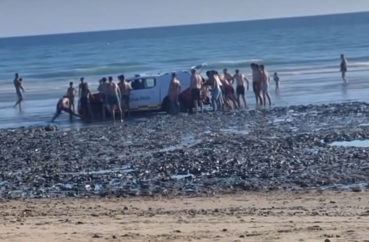 Un vehículo se queda atascado en el fango de Camposoto.
